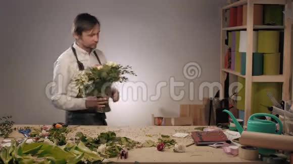 小生意男花匠在花店里做玫瑰花束花卉设计工作室男主兼助理视频的预览图