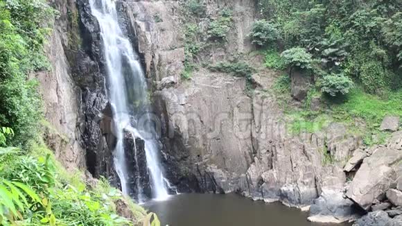 泰国高耀国家公园的海乌纳洛克瀑布视频的预览图