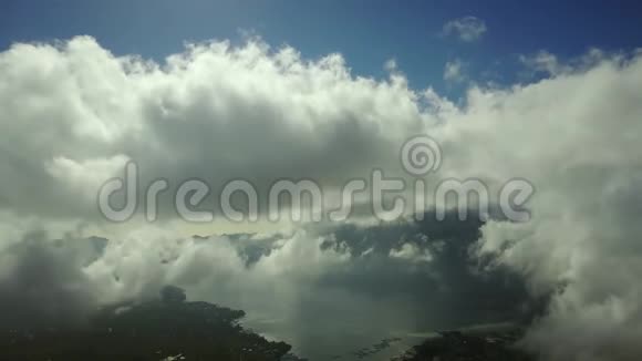 白云绵绵的巴图尔湖美景视频的预览图