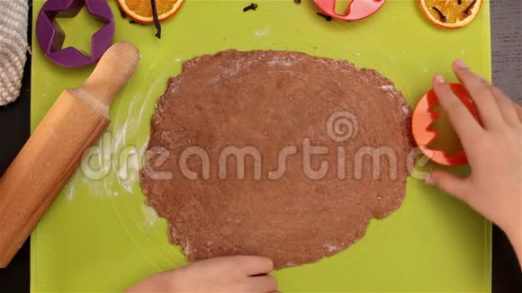 儿童手切姜饼圣诞饼干形状视频的预览图