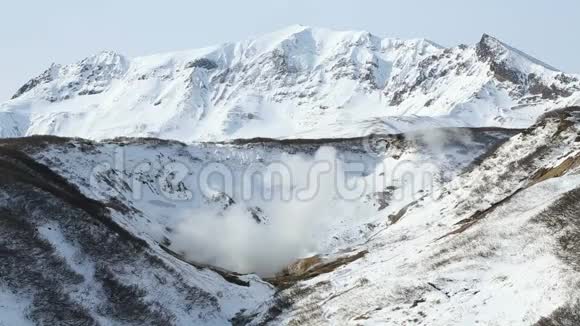 堪察加半岛天然火山温泉区视频的预览图