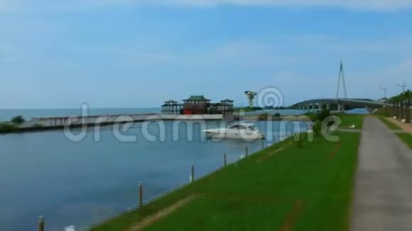 海滩与一艘船和一座美丽的桥的空中视频视频的预览图