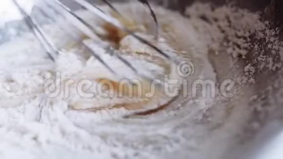 厨师用搅拌器搅拌面团的原料视频的预览图