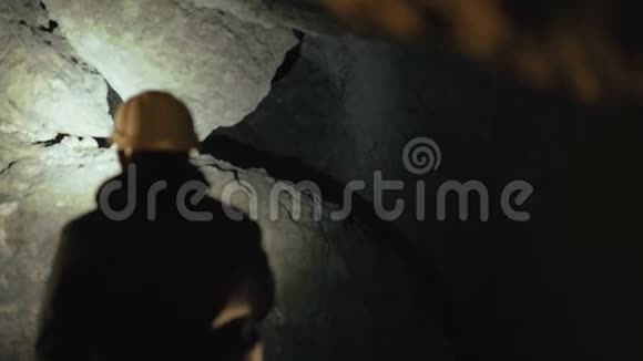 那些拿着手电筒的专家恐惧地探索洞穴视频的预览图