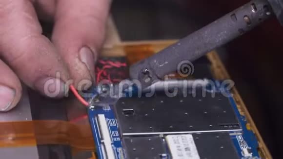 一名电子技师出售一台损坏的电子产品视频的预览图