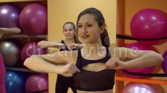 四个女孩在健身房做运动动作慢视频的预览图