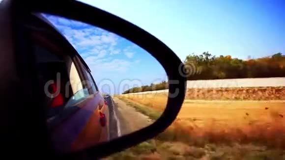具有场地和道路背景速度的车镜视频的预览图
