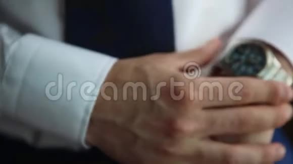 商人检查手表上的时间视频的预览图