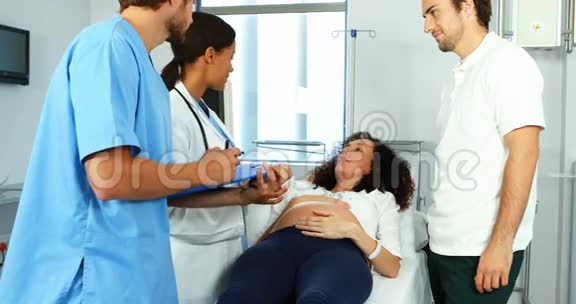 医生在病房和孕妇谈话视频的预览图