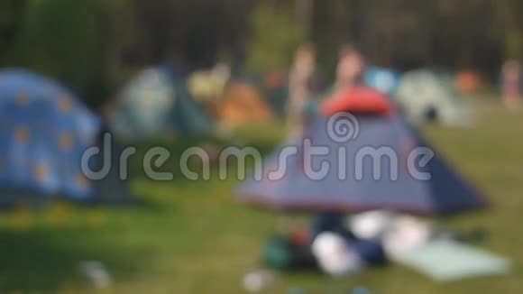 大型夏季野营有多种颜色的帐篷视频的预览图