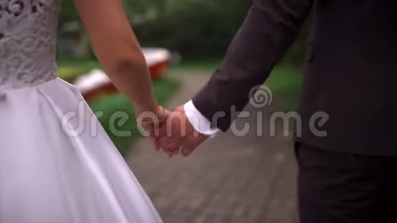 年轻夫妇手牵手慢动作射击视频的预览图