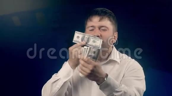 快乐的人通过一卷钞票感到快乐视频的预览图