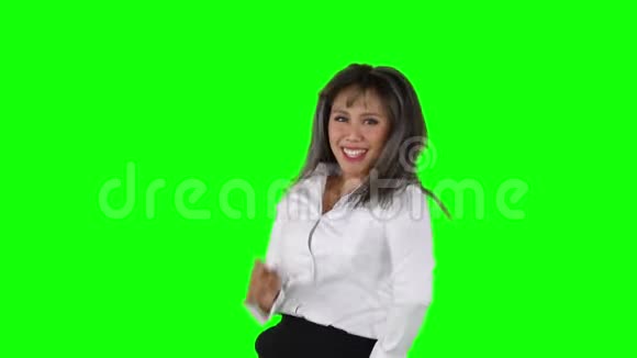 女商人在工作室跳舞唱歌视频的预览图