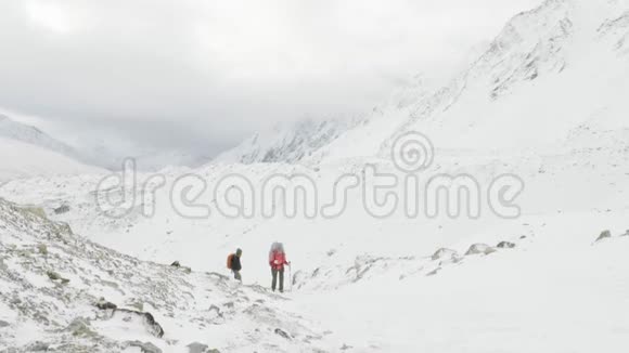 尼泊尔拉克山口的背包客海拔5100米马纳斯鲁电路跋涉区视频的预览图