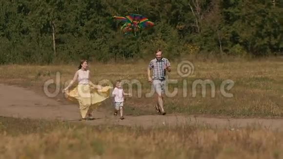 一家人一起围着田野跑放风筝视频的预览图