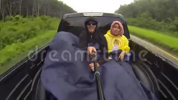 年轻夫妇搭便车环游世界然后去泰国的卡车后面搞笑自拍高清视频的预览图