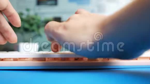 特写镜头第一人称观点女性手在社交网络中的粉色键盘信息上打字背景是视频的预览图