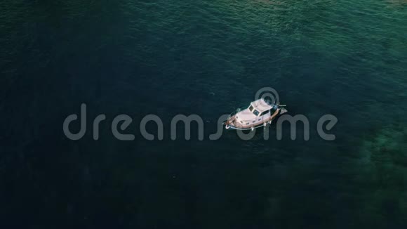令人惊叹的史诗级无人驾驶飞机用船射击海湾水域视频的预览图