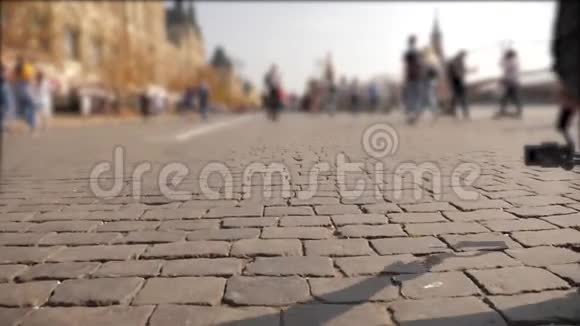 一群人沿着鹅卵石铺成的路面走到一个古老模糊的背景不认识的人去莫斯科俄罗斯视频的预览图