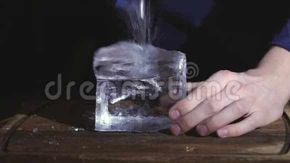巴曼用一把特殊的刀切冰一大块冰在周围飞舞视频的预览图
