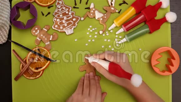 儿童手装饰姜饼圣诞饼干视频的预览图