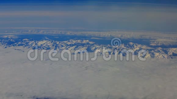 云层上方的飞机机翼视频的预览图