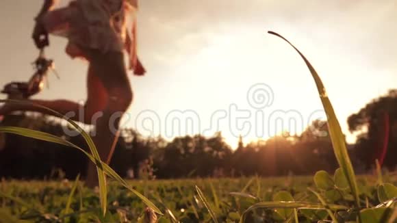 女孩赤脚跑在草地上手里拿着高跟鞋超级慢动作镜头视频的预览图