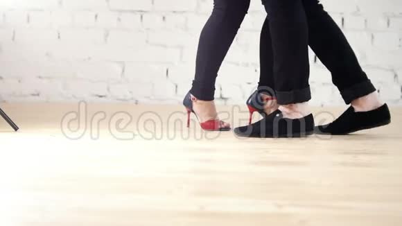 舞者脚穿着时尚鞋一对夫妇在工作室跳舞视频的预览图