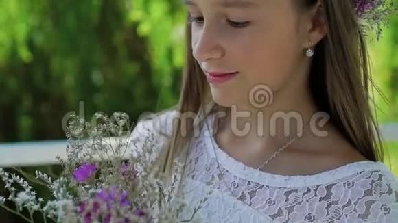 幸福的小美丽模特的肖像手里拿着花欣赏慢慢地视频的预览图