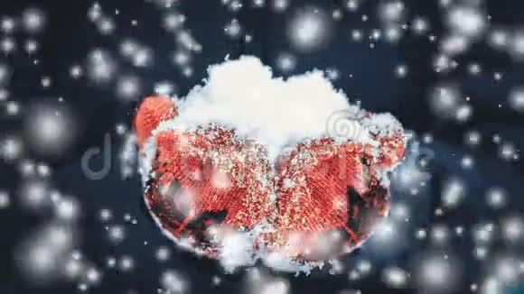 穿红色手套的女孩在降雪时捧着一把雪特写视频的预览图