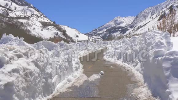穿过内华达山脉雪山的风景道视频的预览图
