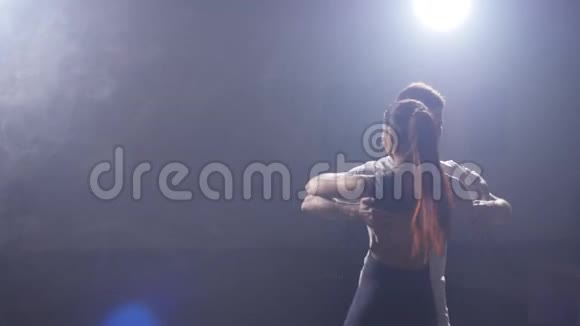 巴塔塔舞者在黑暗的灯光下表演视频的预览图