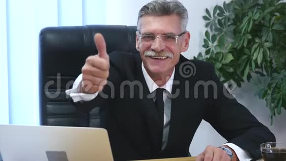 有办公室背景的商务人士拇指向上手势视频的预览图
