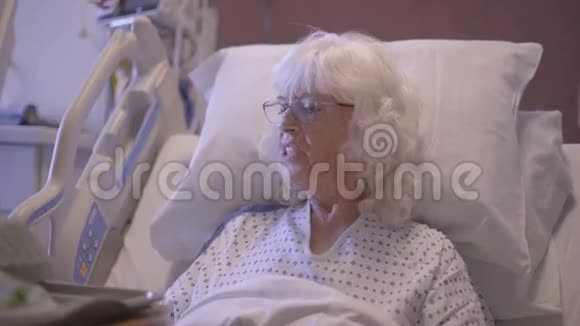 年长的女性病人在医院就餐视频的预览图