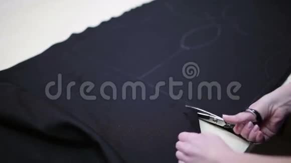 女人用剪刀剪图案视频的预览图