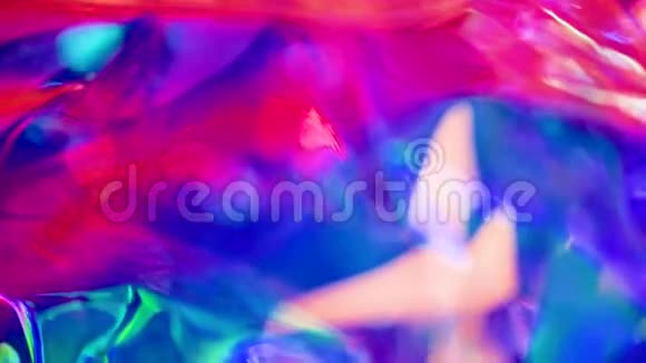 全息发光表面鲜艳的彩色全息图背景带有多种颜色的皱纹抽象纹理视频的预览图
