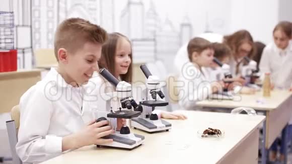 学童学习用显微镜工作视频的预览图