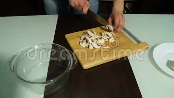 男厨师用木板切鲜蘑菇视频的预览图