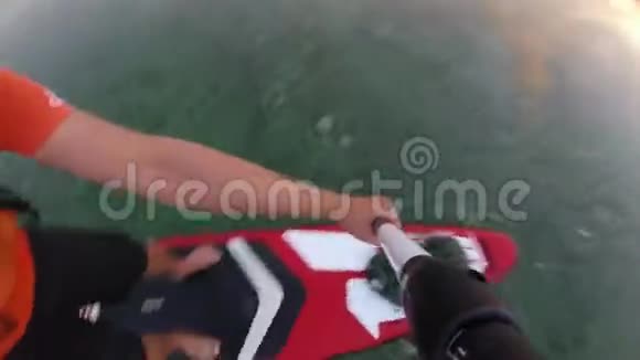 在冲浪板上划船第一个人的照相机在桨上视频的预览图