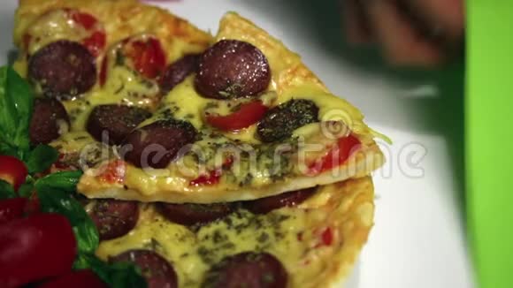 美味的披萨在盘子里一个女人在折叠餐巾视频的预览图
