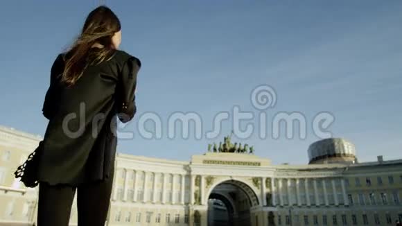 美丽的模特在彼得堡景点摆姿势视频的预览图
