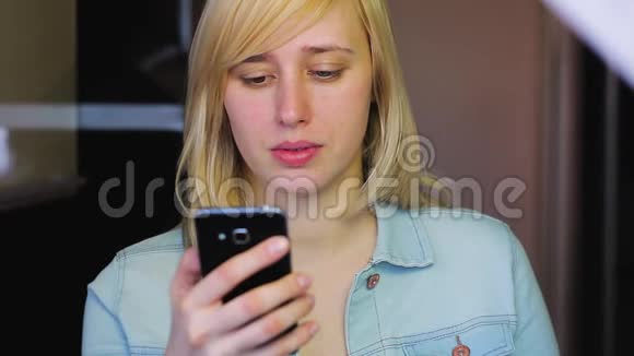 不同眼睛的女性使用智能手机色差视频的预览图