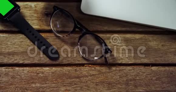 组织者黑咖啡智能手表眼镜和笔记本电脑4k视频的预览图