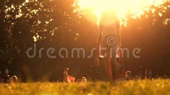 年轻女孩赤脚走在草地上手里拿着4K射击橙色视频的预览图