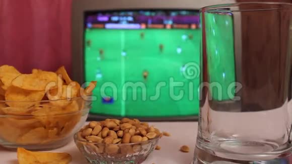 在当地酒吧的电视上看足球比赛食品啤酒视频的预览图