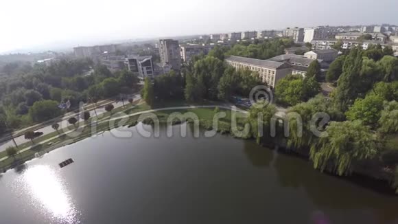 10月在Chernivtsi的UKRAINE公园公园里的湖视频的预览图