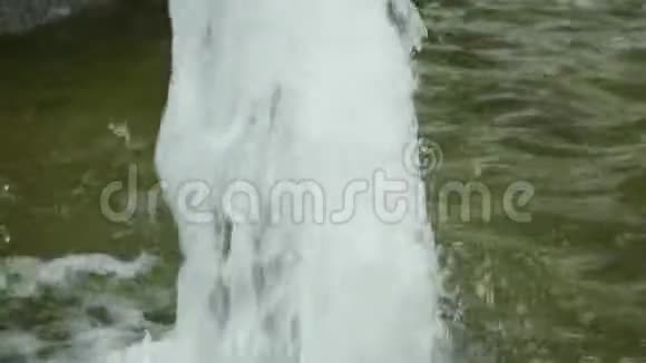 慢动作喷泉关闭视频的预览图