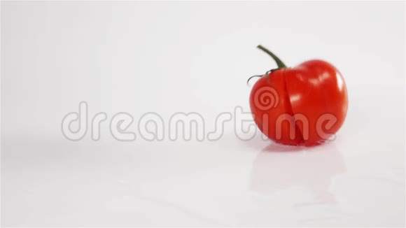 很少有切片的西红柿在白色表面破碎视频的预览图