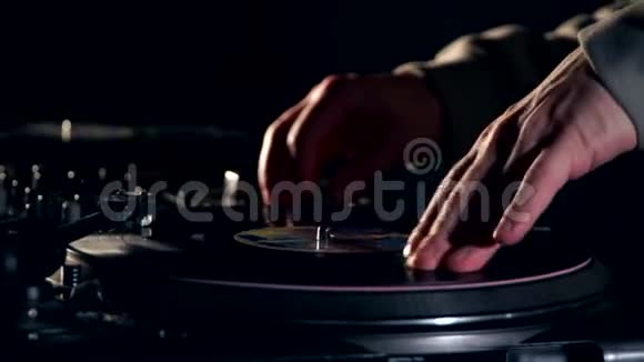 DJ演奏乙烯基转盘式嘻哈风格视频的预览图