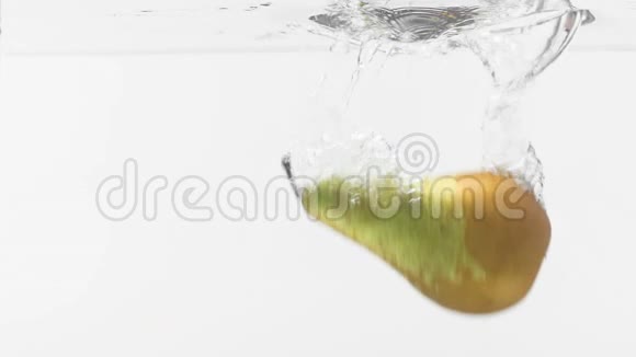 白色背景下的珍珠落入水中视频的预览图